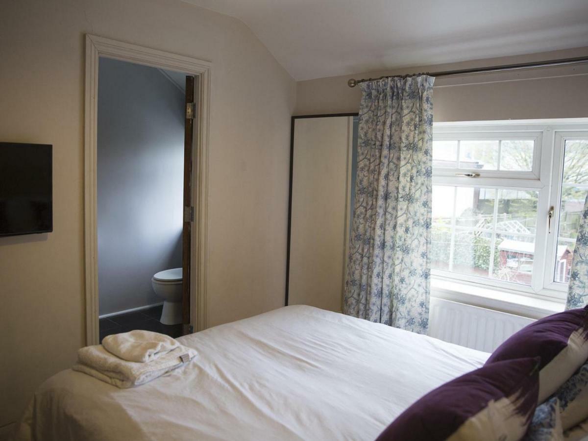 Oyo Vale Lodge Windsor Ngoại thất bức ảnh