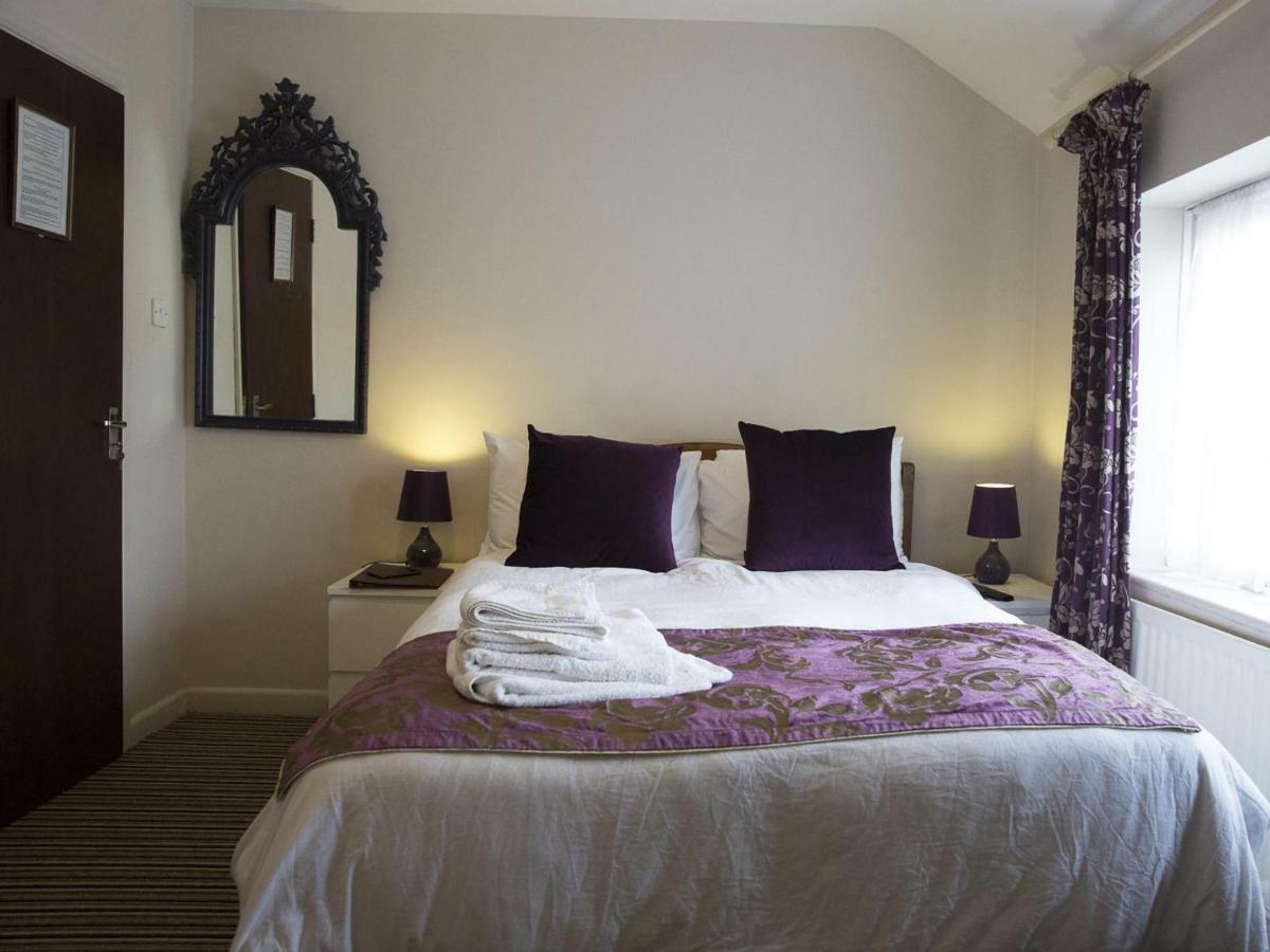 Oyo Vale Lodge Windsor Ngoại thất bức ảnh