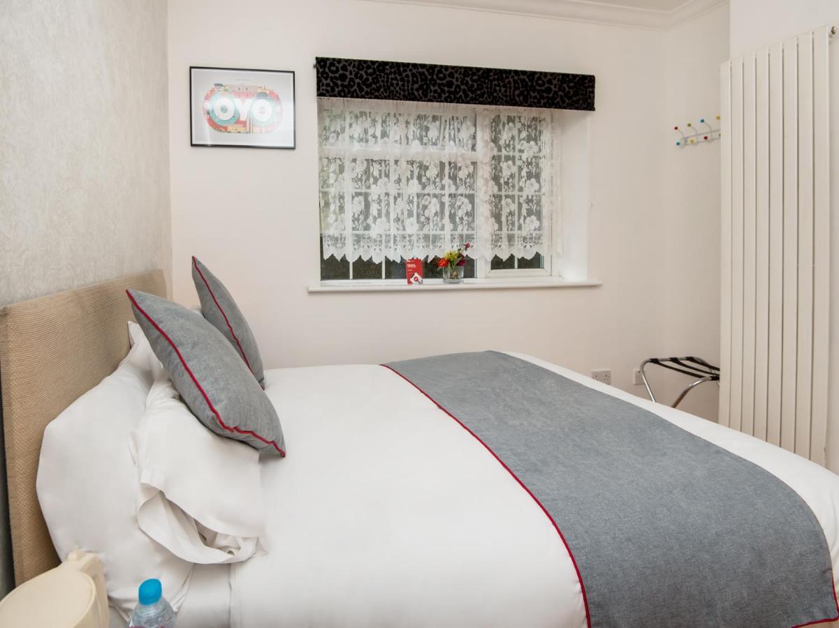 Oyo Vale Lodge Windsor Ngoại thất bức ảnh