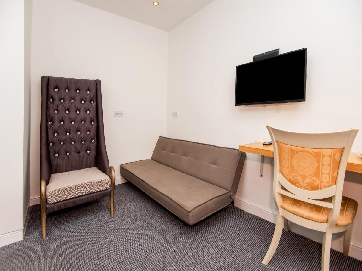 Oyo Vale Lodge Windsor Ngoại thất bức ảnh