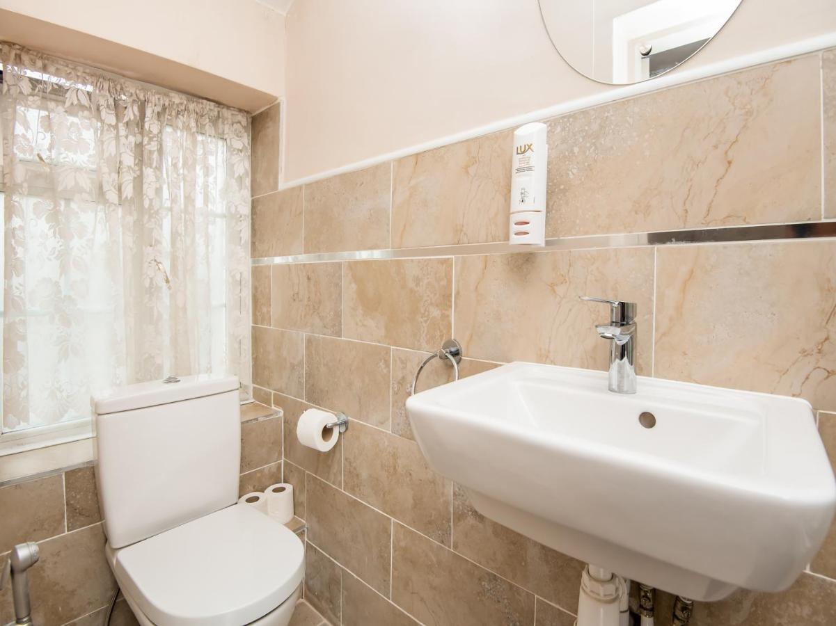 Oyo Vale Lodge Windsor Ngoại thất bức ảnh