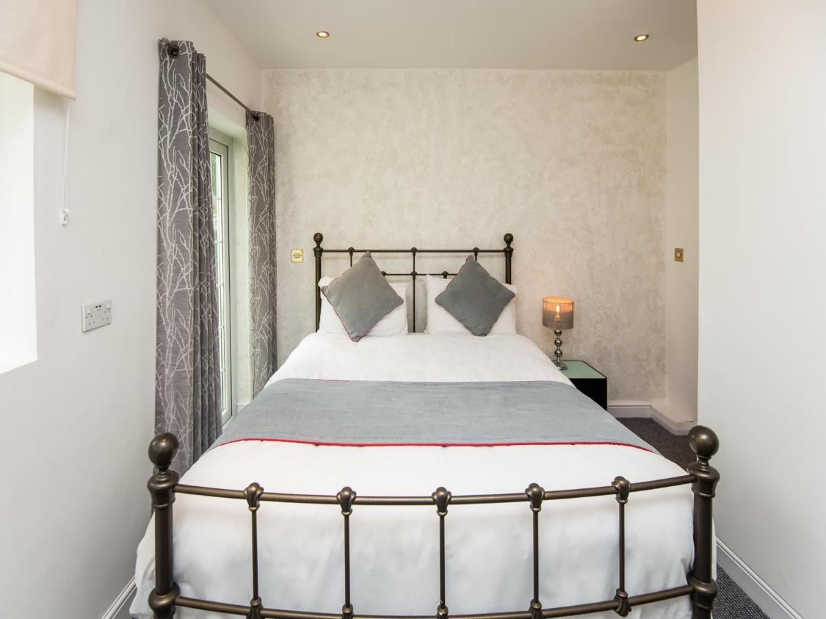 Oyo Vale Lodge Windsor Ngoại thất bức ảnh