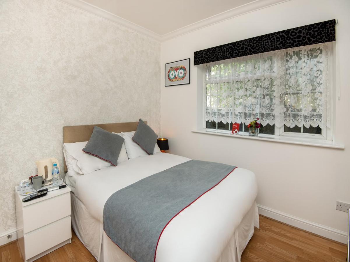 Oyo Vale Lodge Windsor Ngoại thất bức ảnh
