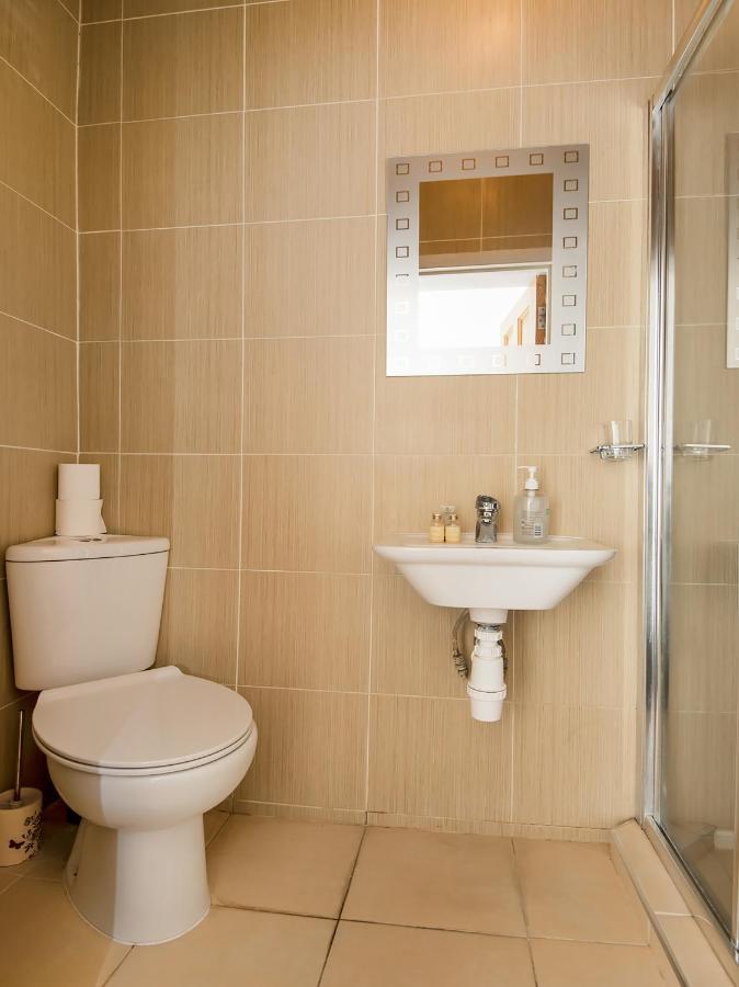 Oyo Vale Lodge Windsor Ngoại thất bức ảnh