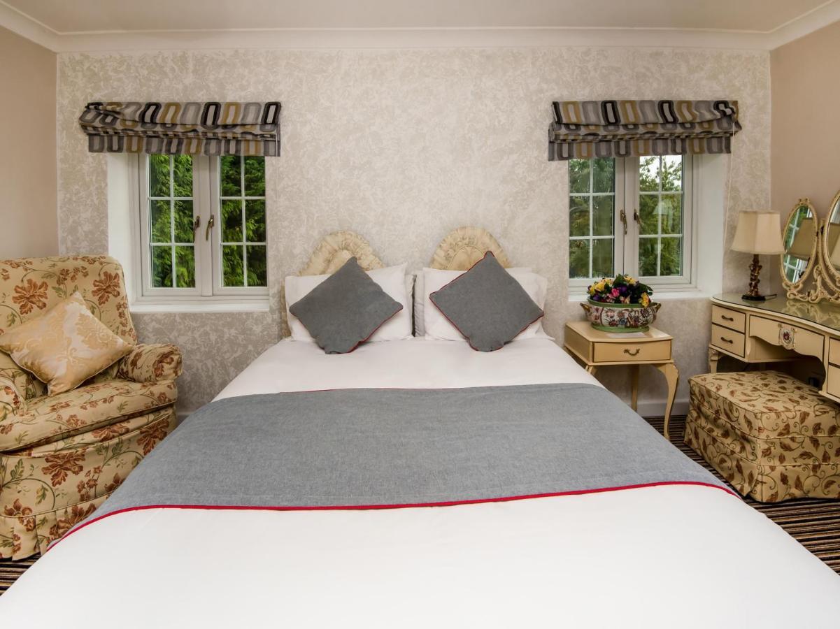Oyo Vale Lodge Windsor Ngoại thất bức ảnh